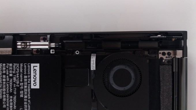 Compartimiento interno del lápiz en Lenovo Yoga C930