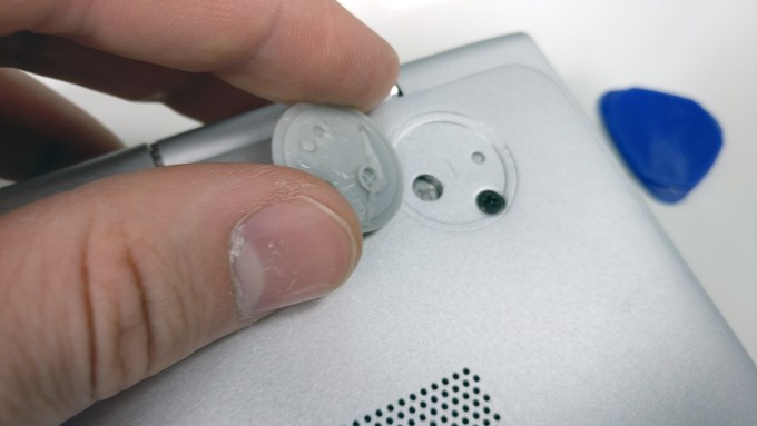 Tornillos ocultos bajo las patas del HP Spectre x360 13