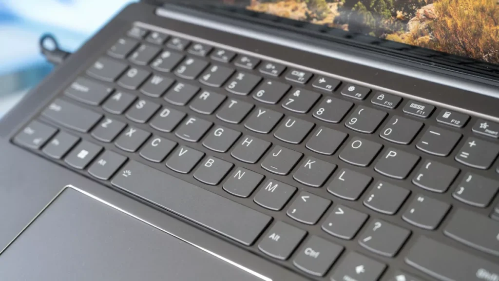 Teclado de una notebook con Windows